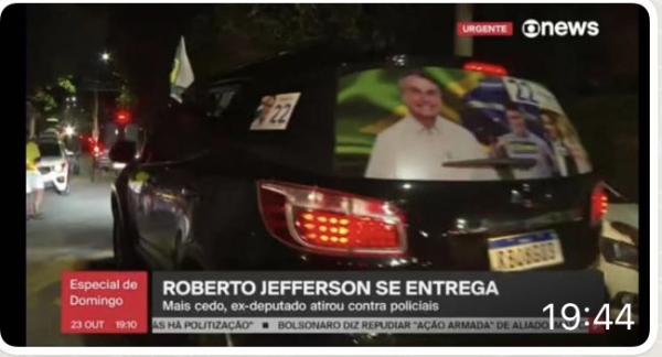 Carro adesivado com materiais de campanha de Bolsonaro acompanha comboio de prisão de Roberto Jefferson