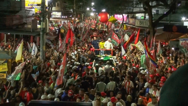 Lula faz campanha em frente ao Ponto Chic, em Padre Miguel