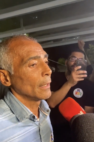 Romário volta atrás e diz que vota em Bolsonaro para presidente